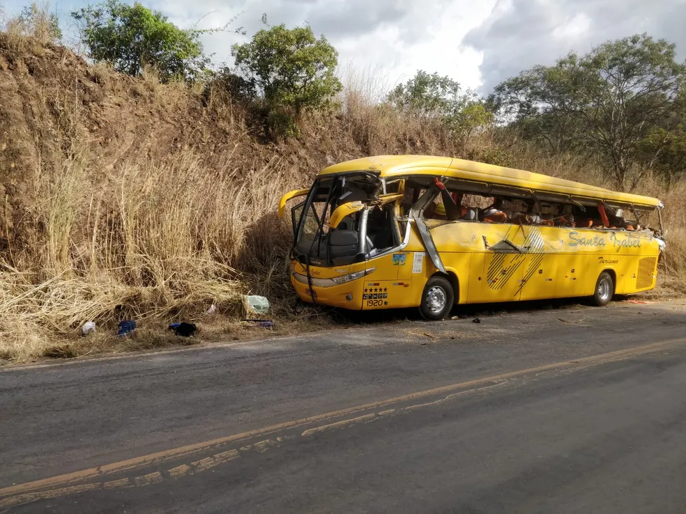 Dois homens ficam feridos em acidente entre carro e carreta na BR-251